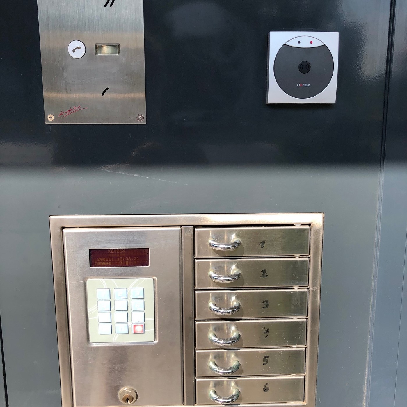 Sicherer Schlüsselsafe mit Code-Tasten am Hoteleingang