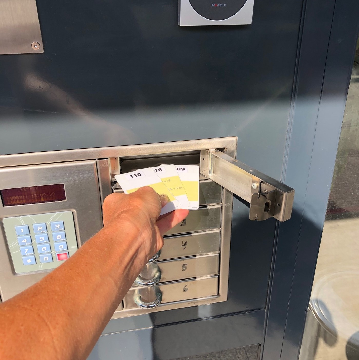 Schlüsselkarte wird aus dem Schlüsselsafe entnommen