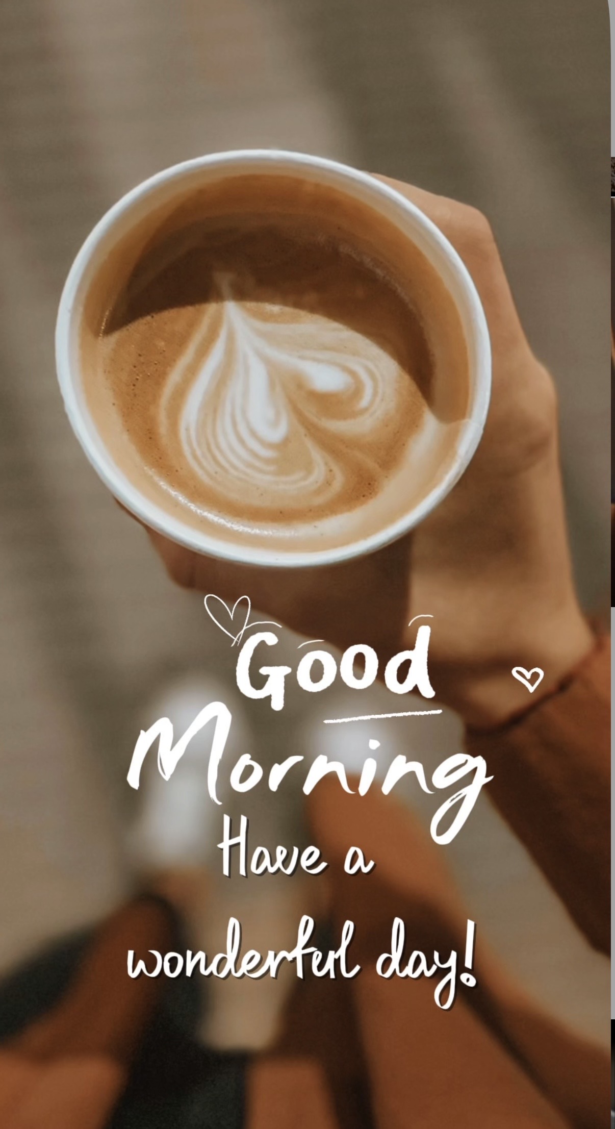 Cappuccino mit kunstvoll aufgeschäumter Milch und Guten-Morgen-Gruß