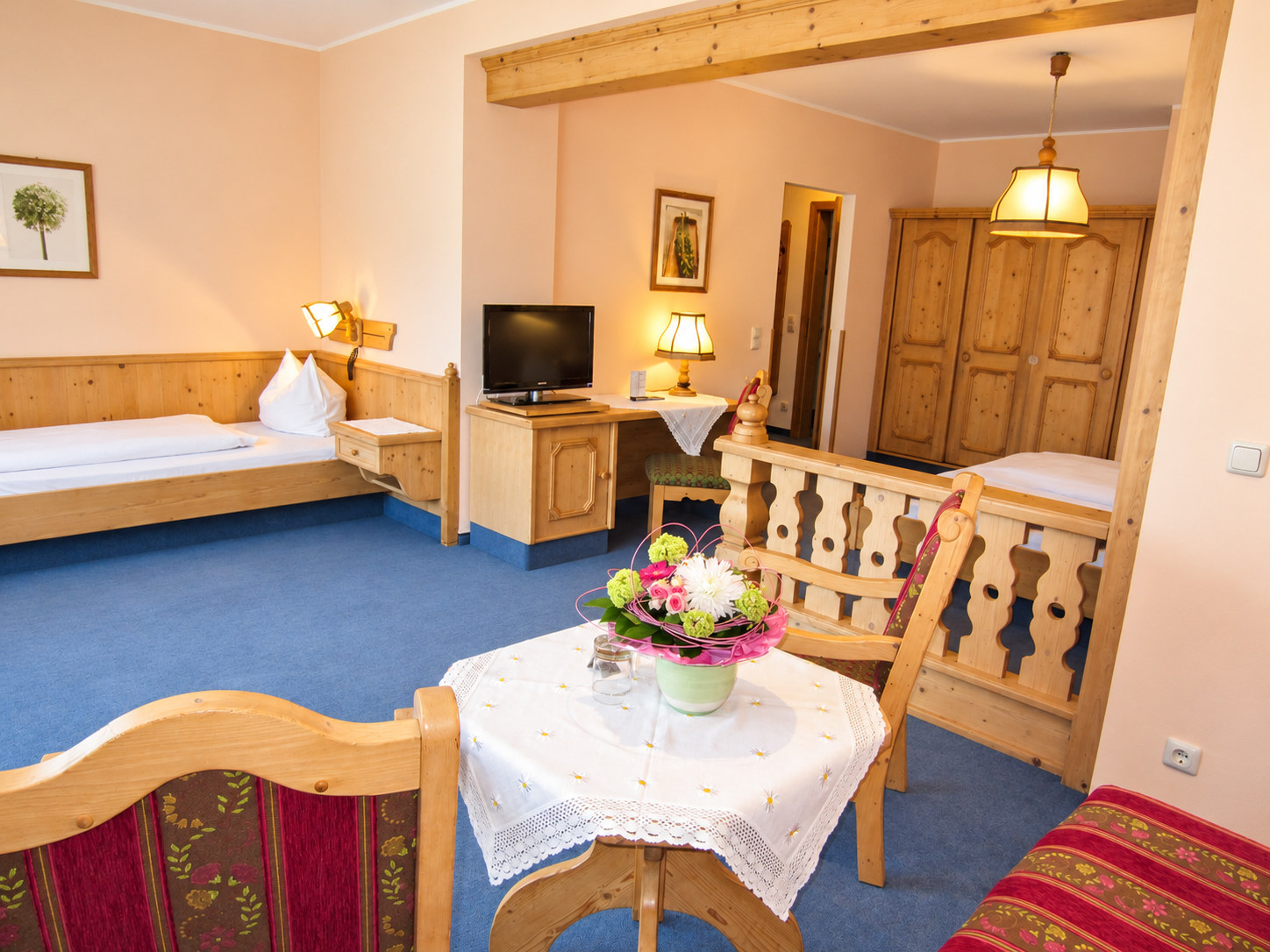 Blick in das Familienzimmer mit Bett und Sitzbereich