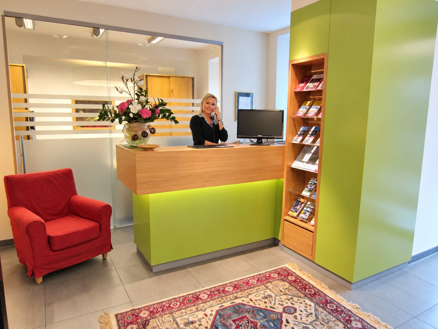 Karin Schweiger an der Rezeption des Hotels Plainbrücke