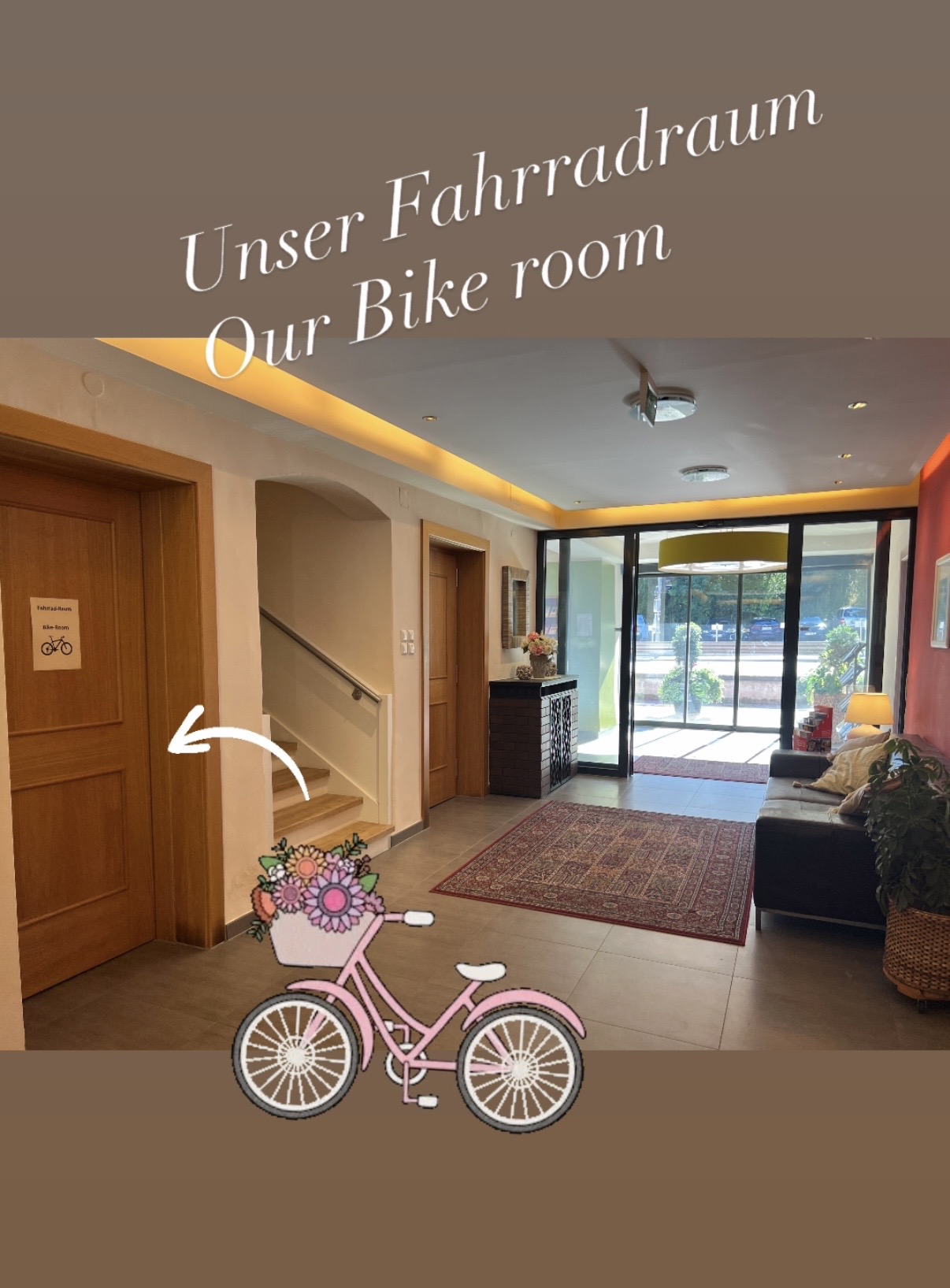 Hotelgang mit dem Eingang zum Fahrradraum