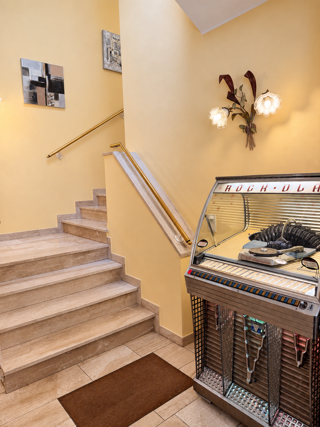 Treppe und nostalgische Musikbox im Hotel Plainbrücke