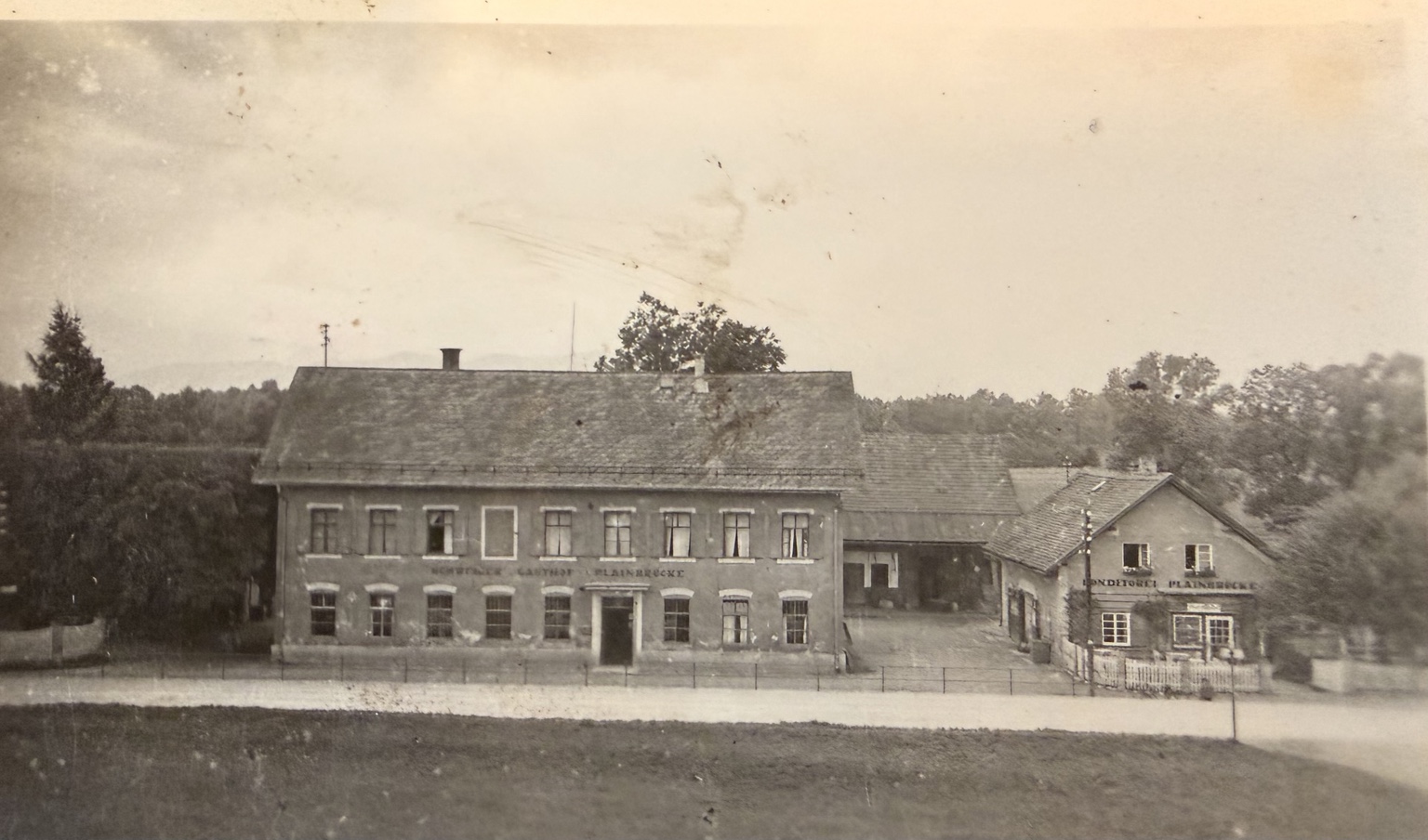 Historische Aufnahme der Plainbrücke mit Gasthaus und Konditorei
