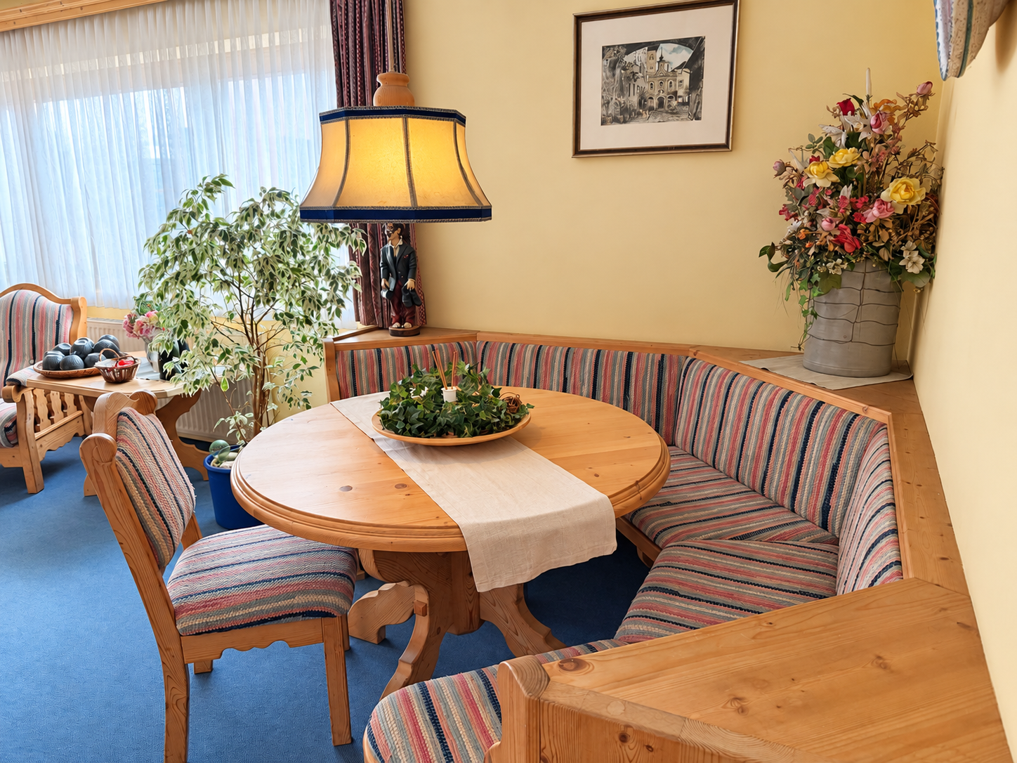 Gemütliche Sitzecke mit rundem Tisch im Hotel Plainbrücke