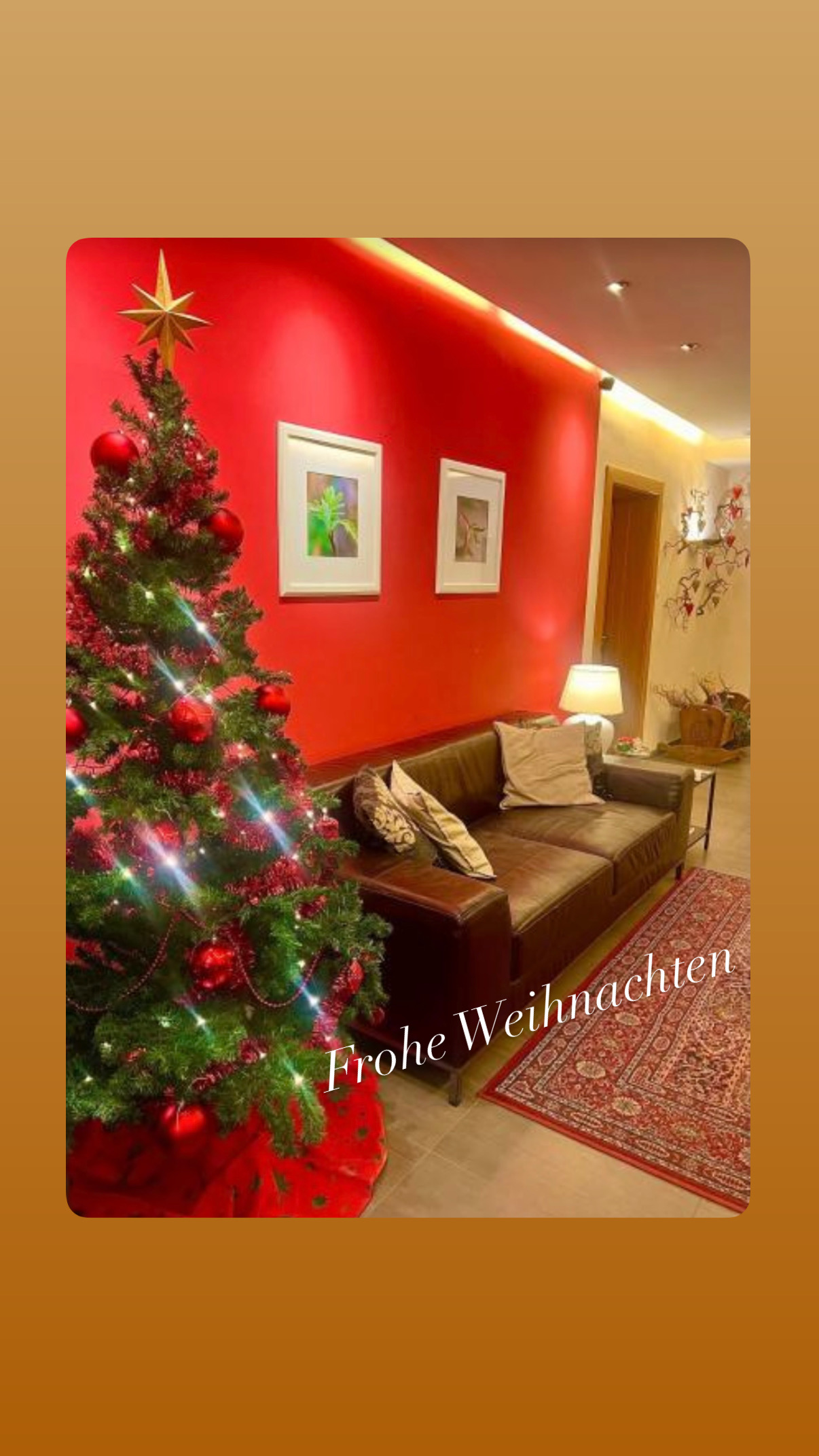 Weihnachtsbaum und gemütliche Sitzecke in der Lobby des Hotels Plainbrücke