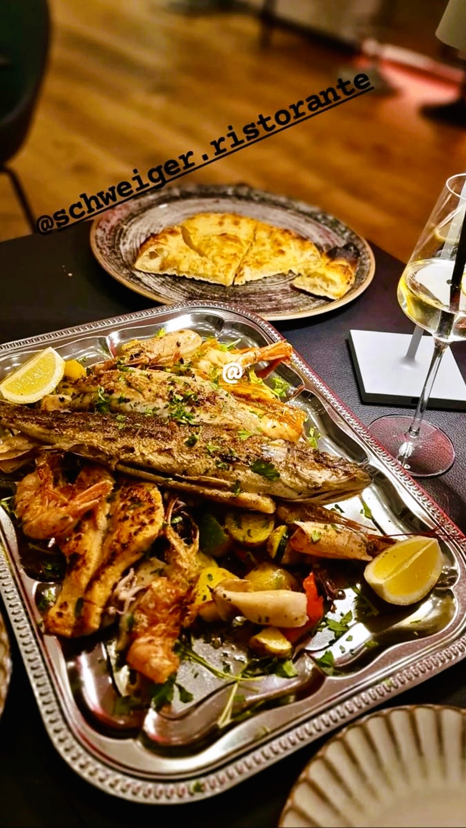 Fischplatte mit Meeresfrüchten und Beilagen im Ristorante Schweiger